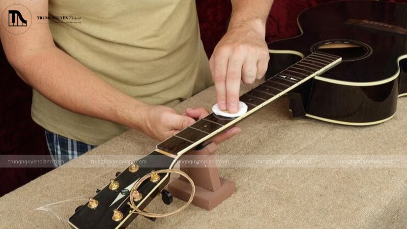 Dùng khăn mềm và dầu chanh để lau mặt phím đàn