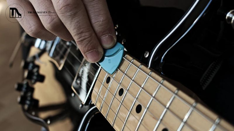 Cách cầm phím gảy (Pick Grip) chuẩn