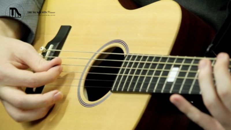 Cầm phím quá chặt, gồng cơ cổ tay và cánh tay.