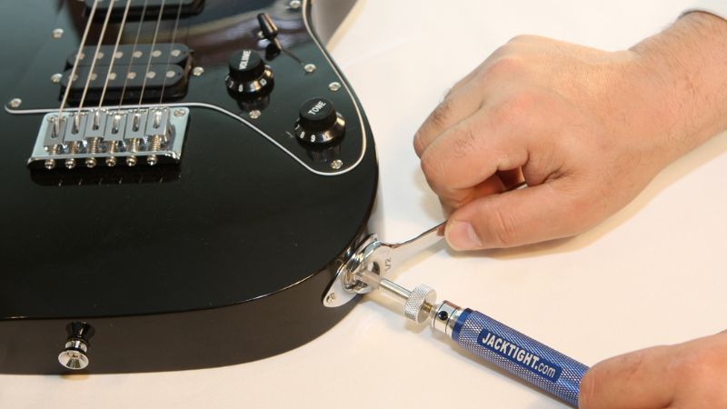 Sửa chữa chuyên nghiệp đảm bảo đàn không bị hư hại thêm