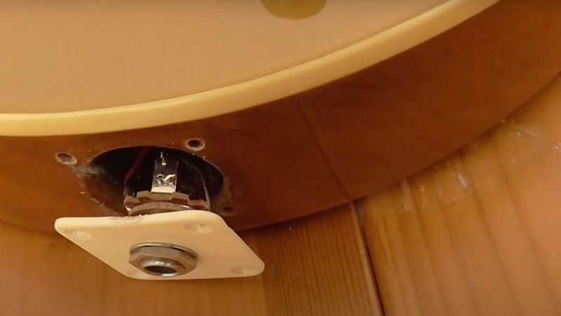 Jack bị bẩn dễ gây ra tiếng rè, âm thanh chập chờn khi chơi guitar