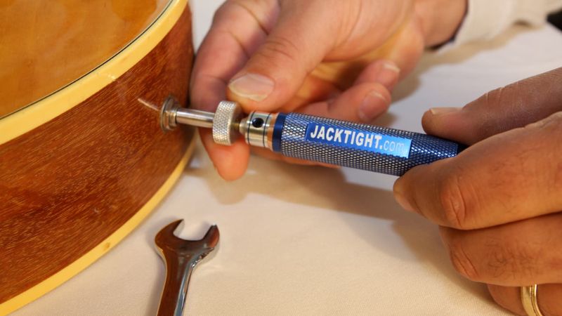 Siết chặt đai ốc jack guitar giúp khắc phục lỗi lỏng lẻo vật lý