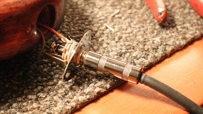 Thử đàn với dây cáp guitar khác để xác định lỗi tín hiệu