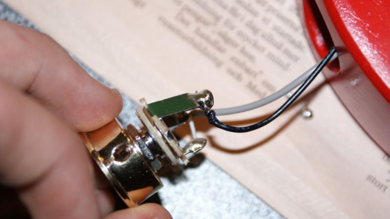 Mối hàn không chắc chắn gây gián đoạn tín hiệu khi chơi guitar