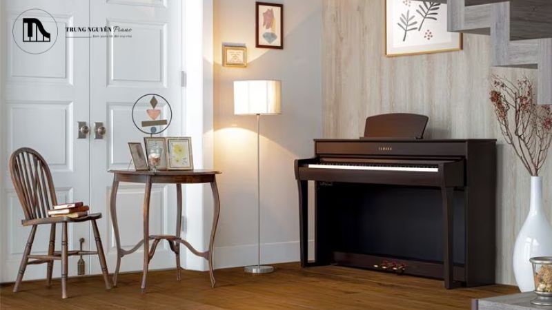 Đàn piano điện Yamaha CLP-735 màu đen đặt trong phòng khách sang trọng