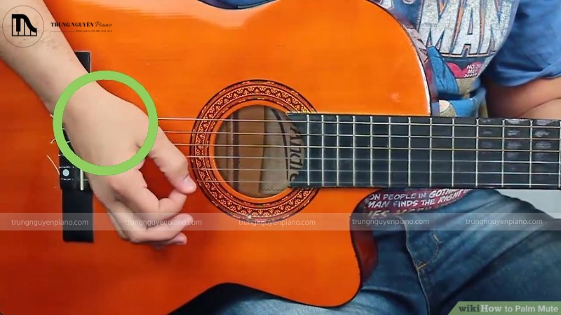 Thực hiện kỹ thuật quạt chả Palm Mute trên ngựa đàn