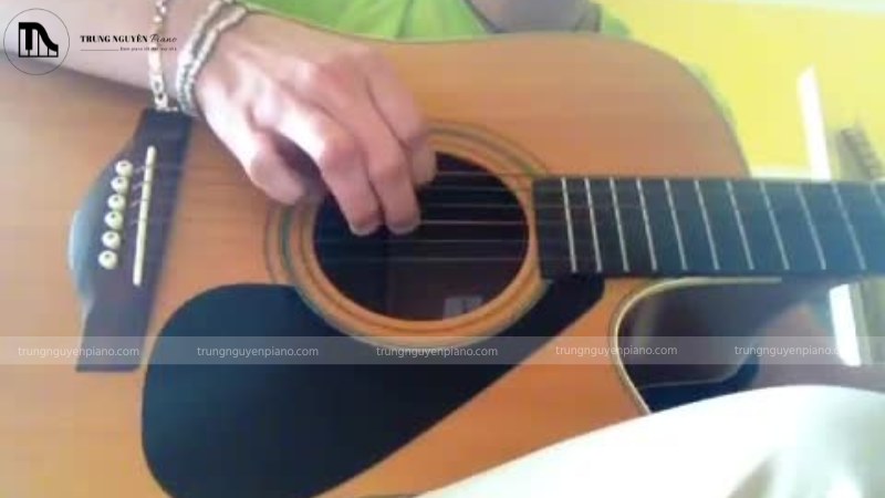 Thực hiện kỹ thuật tỉa ngón Hybrid Picking