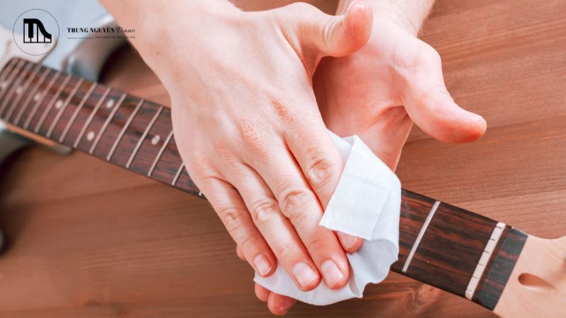 Làm sạch amplifier guitar bụi bẩn: Từng bước an toàn, hiệu quả 7 Khi không sử dụng, hãy đậy amp lại bằng vỏ bọc chuyên dụng hoặc một tấm vải sạch