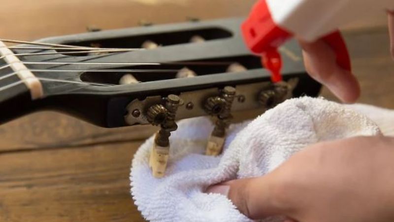 Làm sạch amplifier guitar bụi bẩn: Từng bước an toàn, hiệu quả 5 Xịt một lượng nhỏ dung dịch làm sạch tiếp điểm vào khe hở nơi trục xoay đi vào thân máy