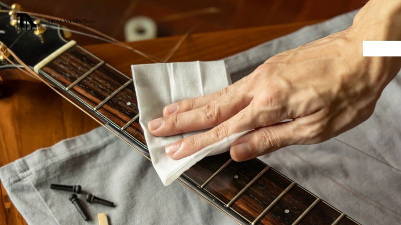 Làm sạch amplifier guitar bụi bẩn: Từng bước an toàn, hiệu quả 6 Việc vệ sinh bên trong chỉ nên dừng lại ở mức dùng khí nén hoặc cọ mềm để thổi bụi bám trên bề mặt khung máy