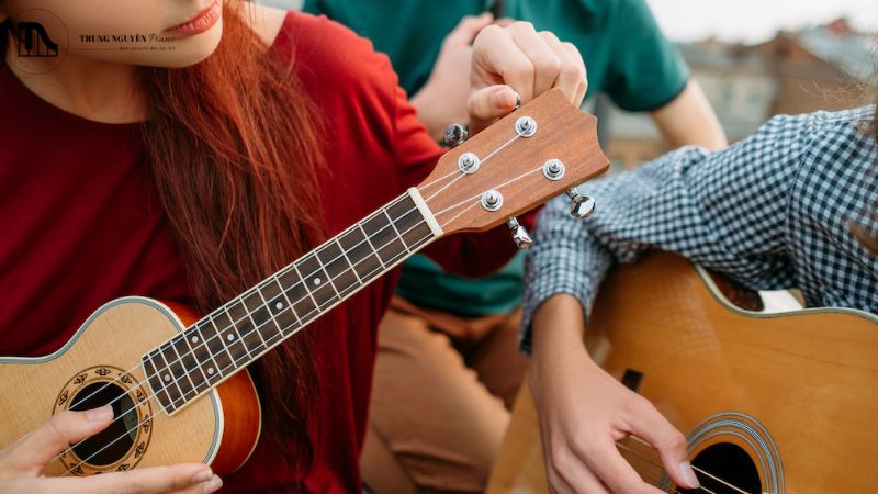 Lên dây ukulele