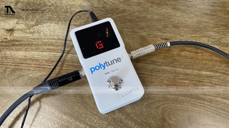 Màn hình của một pedal tuner TC Electronic PolyTune đang hoạt động