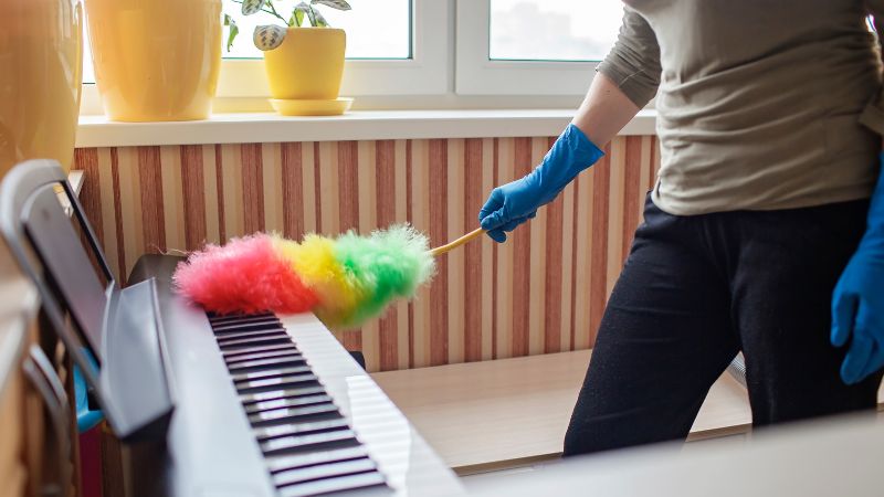 Làm sạch đàn piano tại nhà với chổi mềm để ngăn phím bị dính