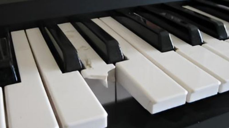 Phím đàn piano bị gãy, nứt cần được thay thế