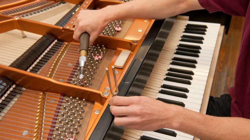 Vệ sinh, căn chỉnh bộ máy đàn piano cơ bởi chuyên gia