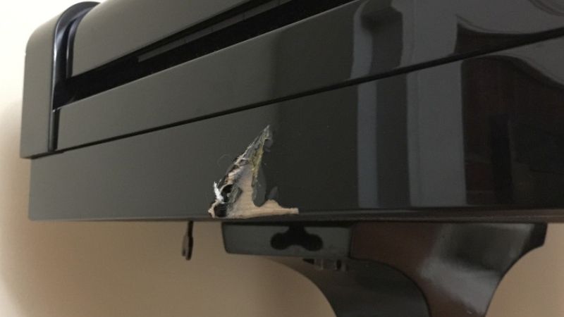 Vết xước sâu làm lộ phần gỗ bên trong, gây ảnh hưởng đến độ bền của đàn piano