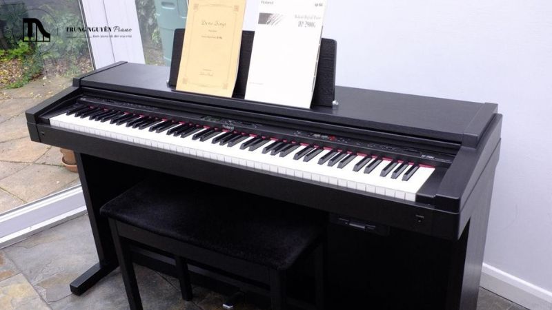 Piano cơ bị lệch tune: 5 Nguyên nhân & Cách khắc phục hiệu quả 6 Cận cảnh dây đàn piano mới sáng bóng so với dây đàn cũ đã bị gỉ sét