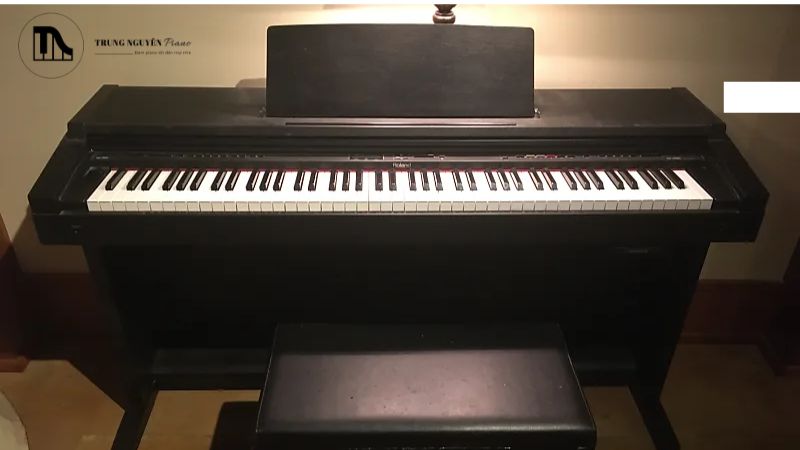 Piano cơ bị lệch tune: 5 Nguyên nhân & Cách khắc phục hiệu quả 9 Một cây đàn piano cũ sẽ có các vật liệu kém bền hơn,