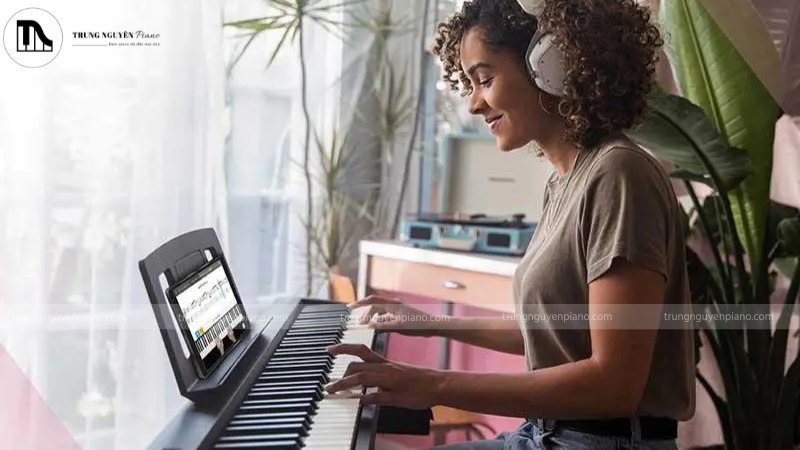 Màn hình của một cây piano điện đang hiển thị chế độ bài học với nốt nhạc trực quan