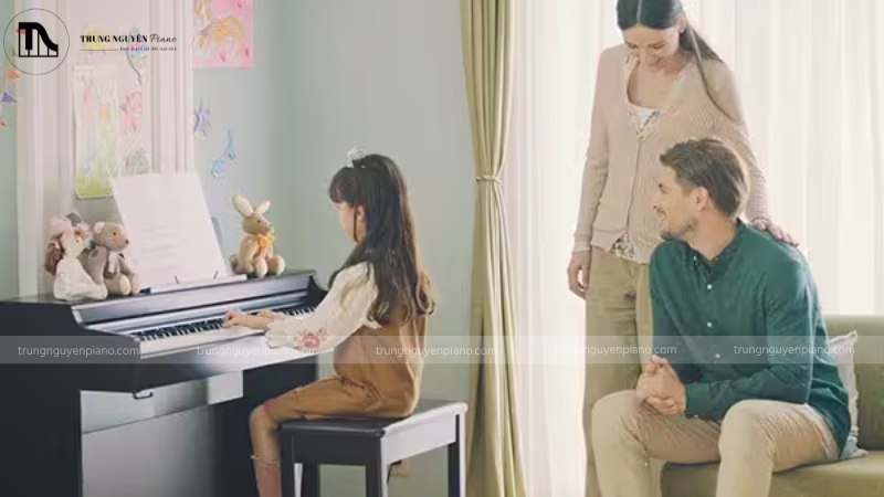 Cả gia đình đang quây quần vui vẻ bên cây đàn piano