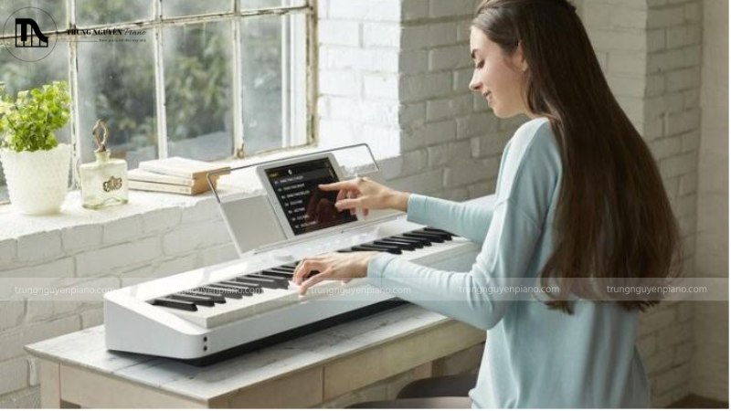 Top 5 Piano Điện thiết kế mỏng, tối ưu không gian sống 1 Piano điện slim màu trắng được đặt gọn gàng trong phòng khách của một căn hộ chung cư hiện đại