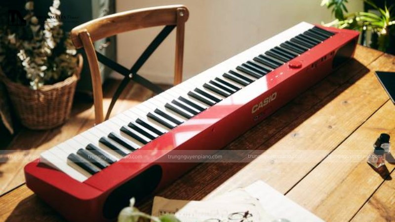 Top 5 Piano Điện thiết kế mỏng, tối ưu không gian sống 3 Đàn Casio PX-S1100 màu đỏ đặt trên chân đàn nổi bật với thiết kế thanh mảnh và hiện đại
