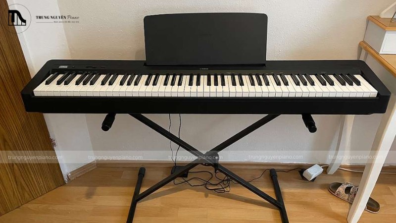 Top 5 Piano Điện thiết kế mỏng, tối ưu không gian sống 4 Đàn Yamaha P-145 màu đen đặt trên chân đàn chữ X