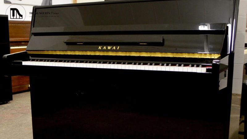 Cây đàn Kawai K-15E đặt trong một góc học tập ấm cúng của gia đình