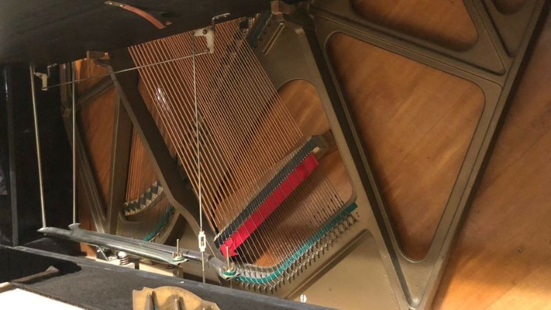 Kiểm tra bảng cộng hưởng piano để phát hiện vết nứt trên gỗ