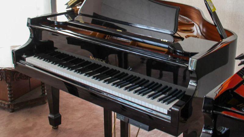Đánh giá Samick SIG-50D: Lựa chọn Grand Piano nhập môn tốt nhất 1 Samick SIG-50D Baby Grand – sự kết hợp giữa âm thanh chuẩn grand piano và kích thước tiện lợi