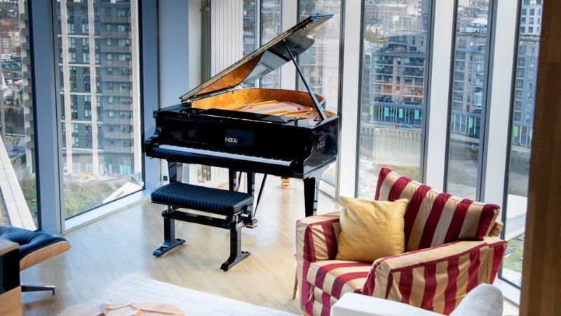 Ghế piano cao cấp thường tích hợp ngăn chứa bản nhạc tiện lợi