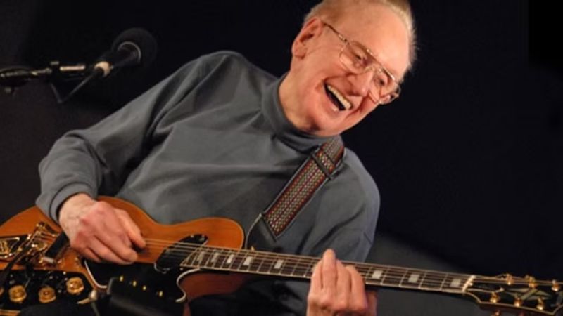 Nghệ sĩ Les Paul biểu diễn cùng cây đàn Gibson Les Paul cổ điển