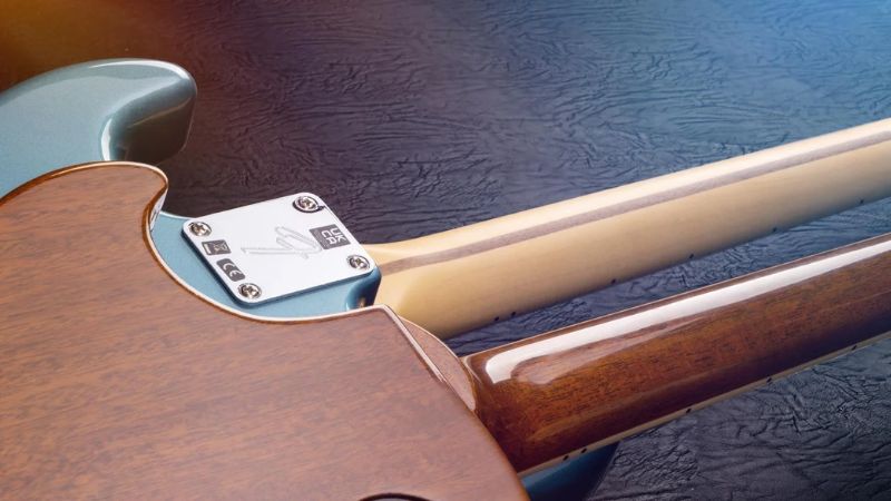 Âm thanh khác biệt do kiểu gắn cần đàn trên Gibson Les Paul và Fender Stratocaster