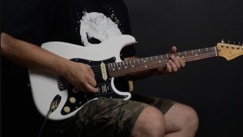 Fender Stratocaster thiết kế nhẹ, ôm sát cơ thể, thoải mái cho chơi lâu dài