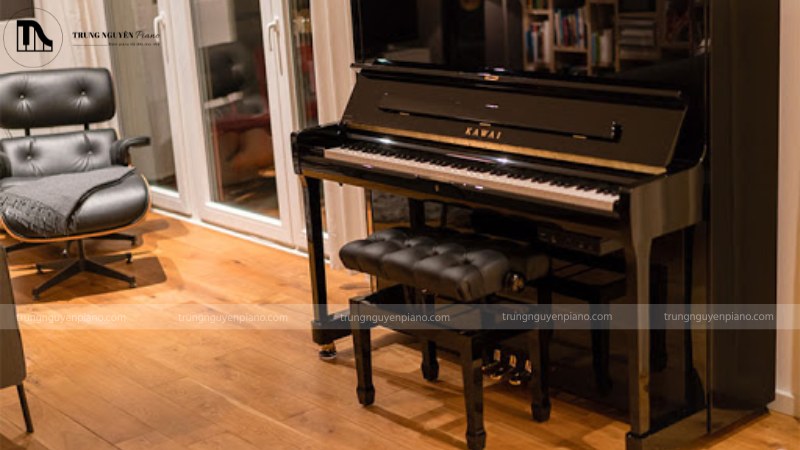 Đàn piano Kawai K-500 sang trọng được đặt trong phòng khách