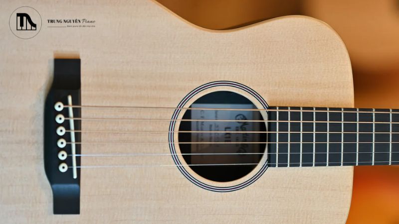 So sánh Taylor GS Mini và Martin LX1E: Ai là vua guitar du lịch? 11 Kích thước nhỏ gọn và dây đàn mềm hơn còn giúp người mới bắt đầu cảm thấy thoải mái