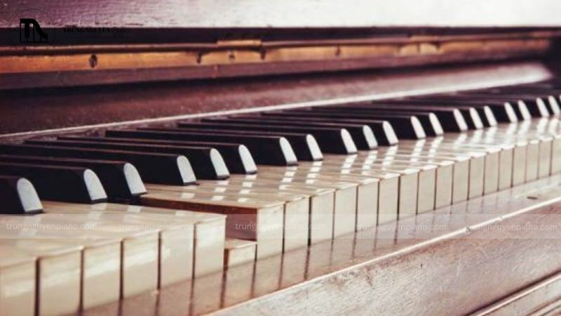 Bề mặt một cây đàn piano cũ bị bong tróc lớp sơn đen bóng