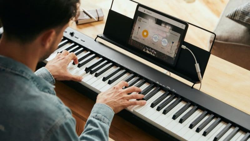 Người chơi piano điện đang sử dụng phần mềm thu âm qua kết nối MIDI và USB