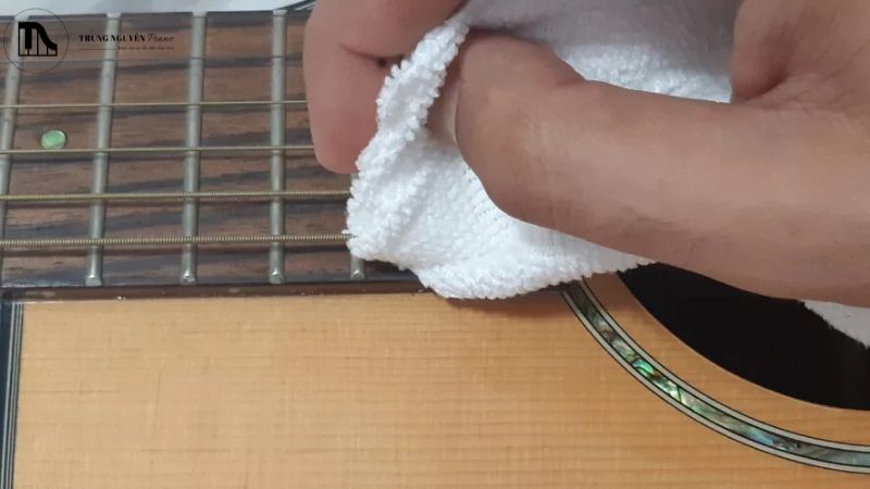 Lý do nên vệ sinh mặt phím guitar