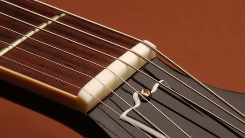 Lược đàn guitar với các rãnh dây được thiết kế chuẩn giúp giữ dây ổn định và dễ lên dây