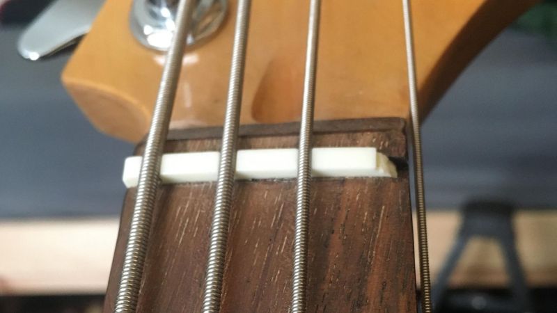 Lược đàn bị nứt hoặc mẻ, ảnh hưởng nghiêm trọng đến khả năng giữ dây