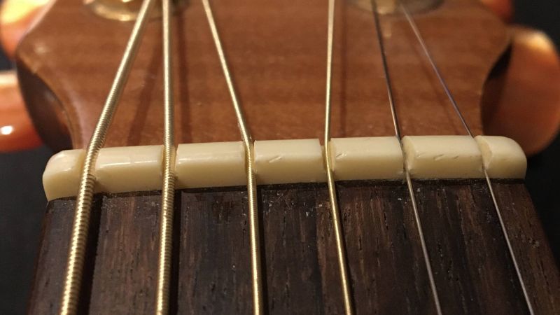 Rãnh quá sâu khiến dây chạm phím và tạo tiếng rè không mong muốn