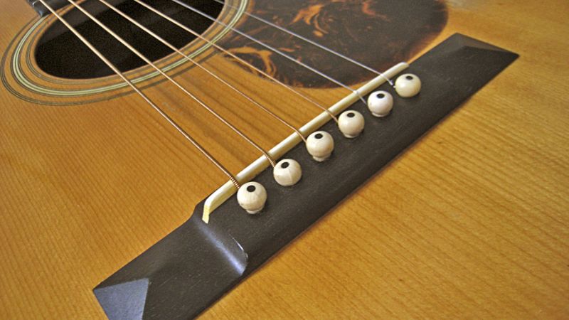 Ngựa đàn có dấu hiệu mòn hoặc biến dạng là nguyên nhân thường gặp gây rè dây