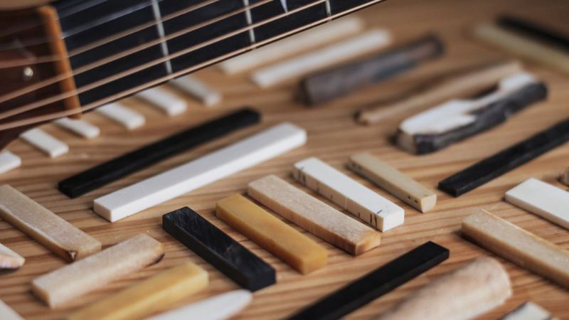 Vật liệu lược đàn – từ xương tự nhiên đến nhựa rẻ tiền – ảnh hưởng rõ rệt đến chất âm