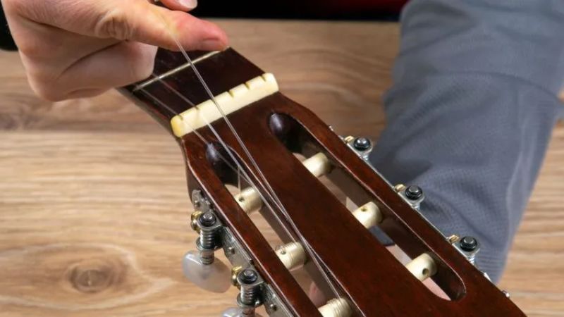 Việc thay ngựa và lược đàn đòi hỏi tay nghề cao để tránh làm hỏng cấu trúc đàn