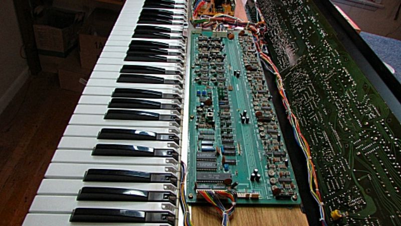 Lớp gỉ mỏng trên kim loại gây cản trở tín hiệu điện trong Keyboard