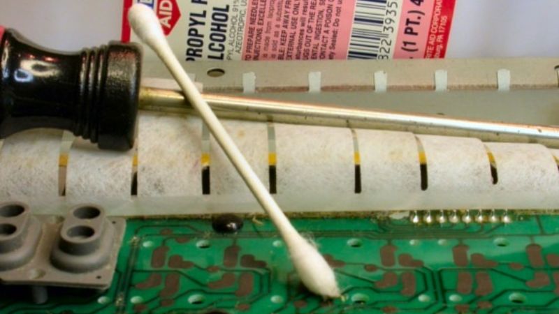 Dùng tăm bông thấm cồn Isopropyl để làm sạch tiếp điểm điện tử