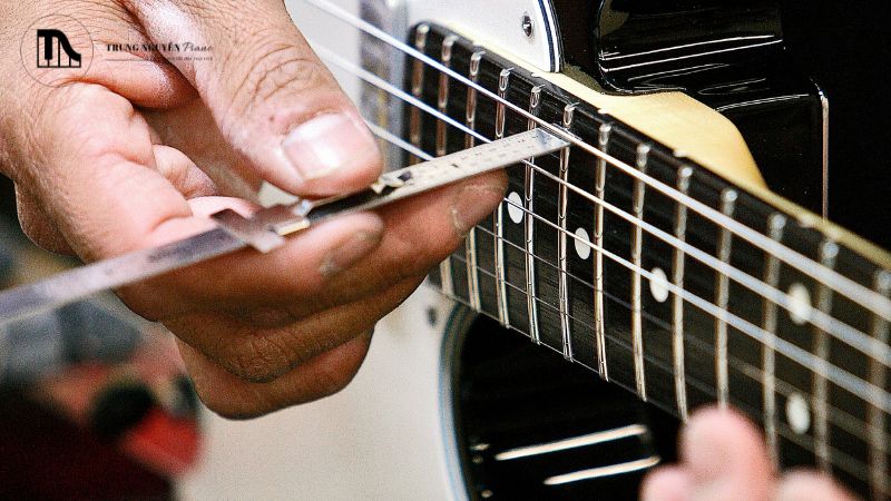 Dùng cọ nhỏ hoặc tăm bông để làm sạch các khe, rãnh