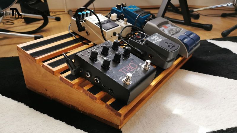 Nhẹ nhàng gỡ từng pedal ra khỏi bề mặt board