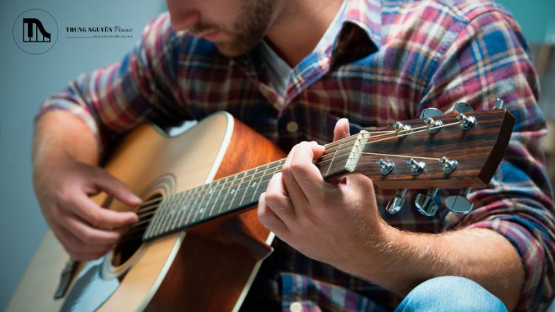 Dùng cọ nhỏ hoặc tăm bông để quét sạch bụi xung quanh chân các nút bấm